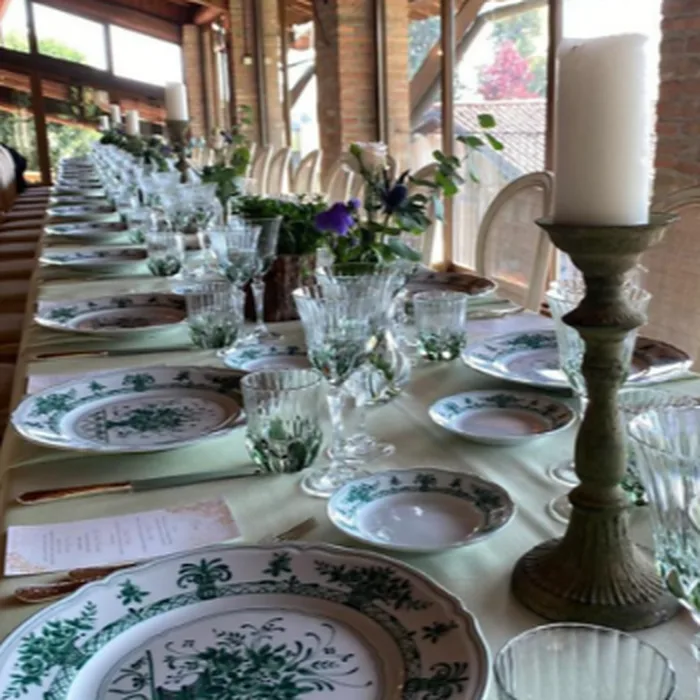 Le Coq Porcelaine Anthiros op een feesttafel