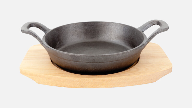 Pan w. wooden trivet