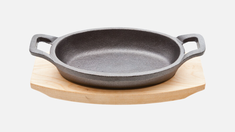 Pan w. wooden trivet
