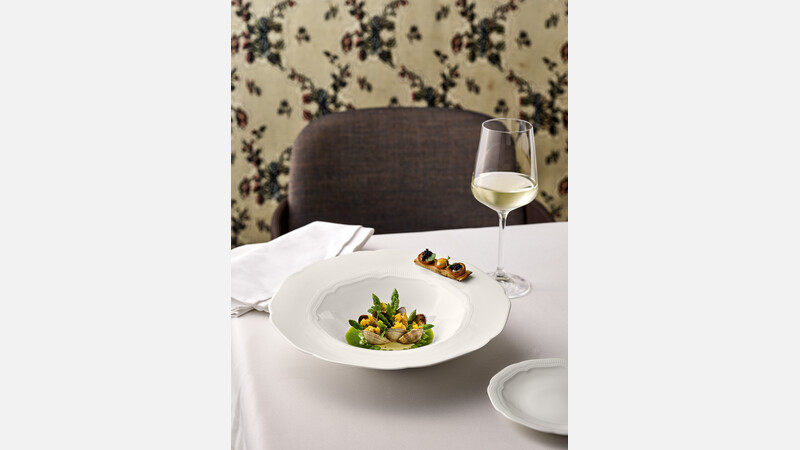 Plate deep round with rim embossed 27.8 cm