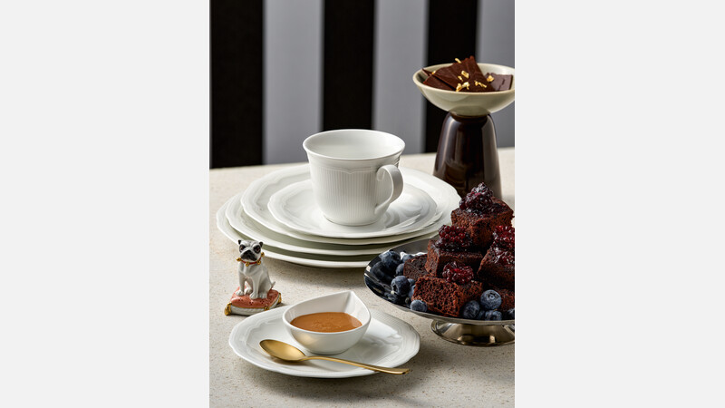 Plate flat round coupe embossed 25.9 cm