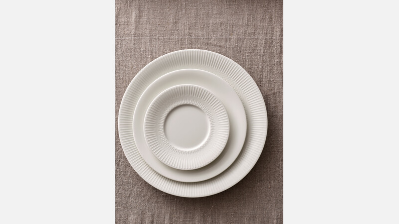Plate flat round with rim embossed 16 cm
