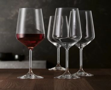 Rode wijnglas in stijl